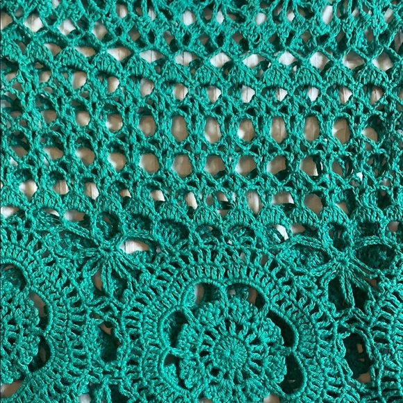 Adorable crocheted top - Picture 2 of 2